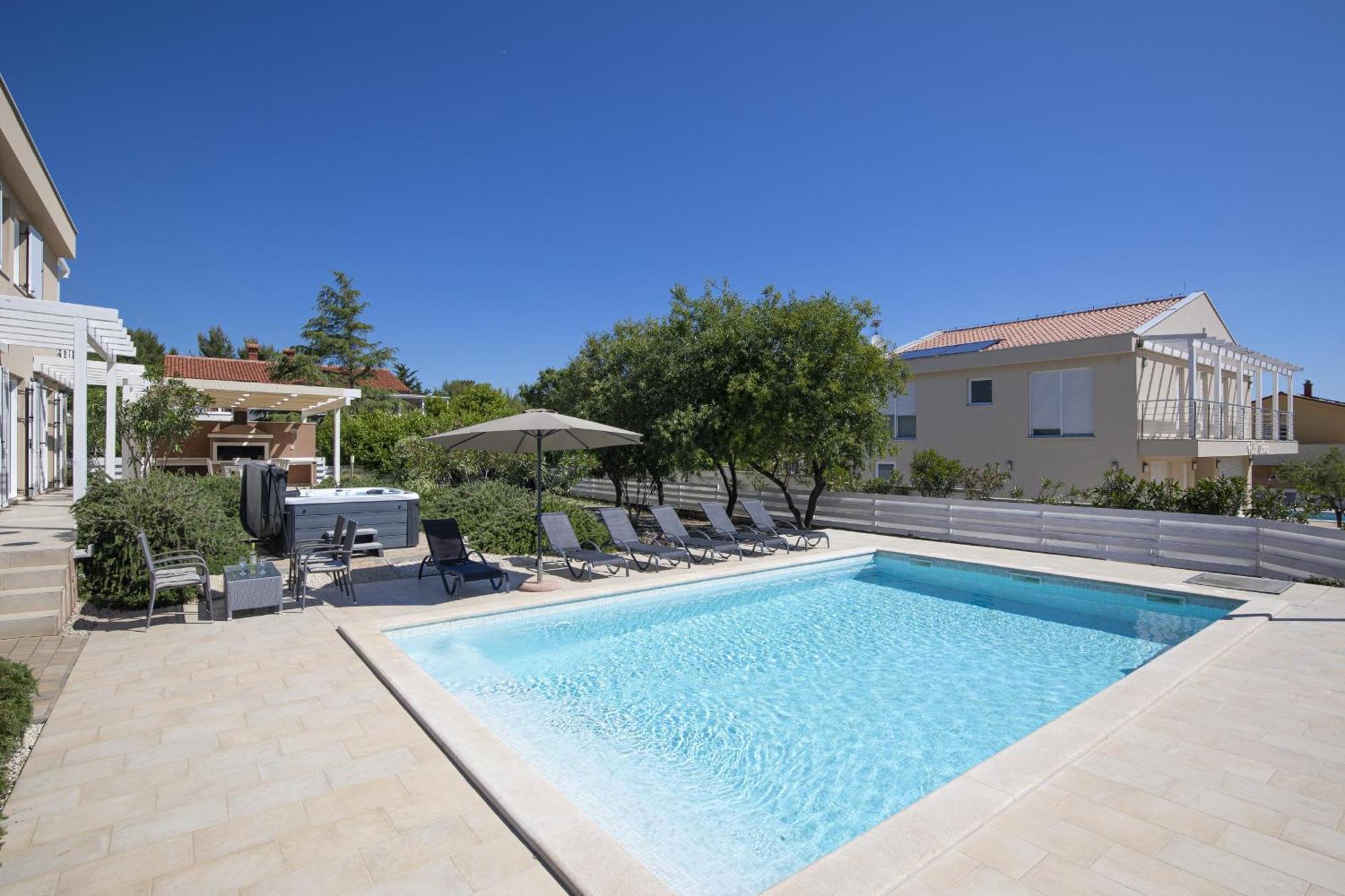 Villa Bella - Beautiful And Modern House With Pool, Souna, Jacuzzi & Playground, Liznjan - Istra Exterior photo