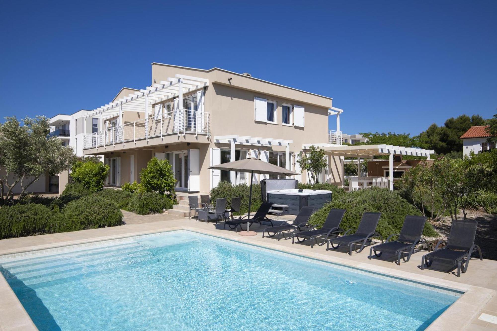 Villa Bella - Beautiful And Modern House With Pool, Souna, Jacuzzi & Playground, Liznjan - Istra Exterior photo